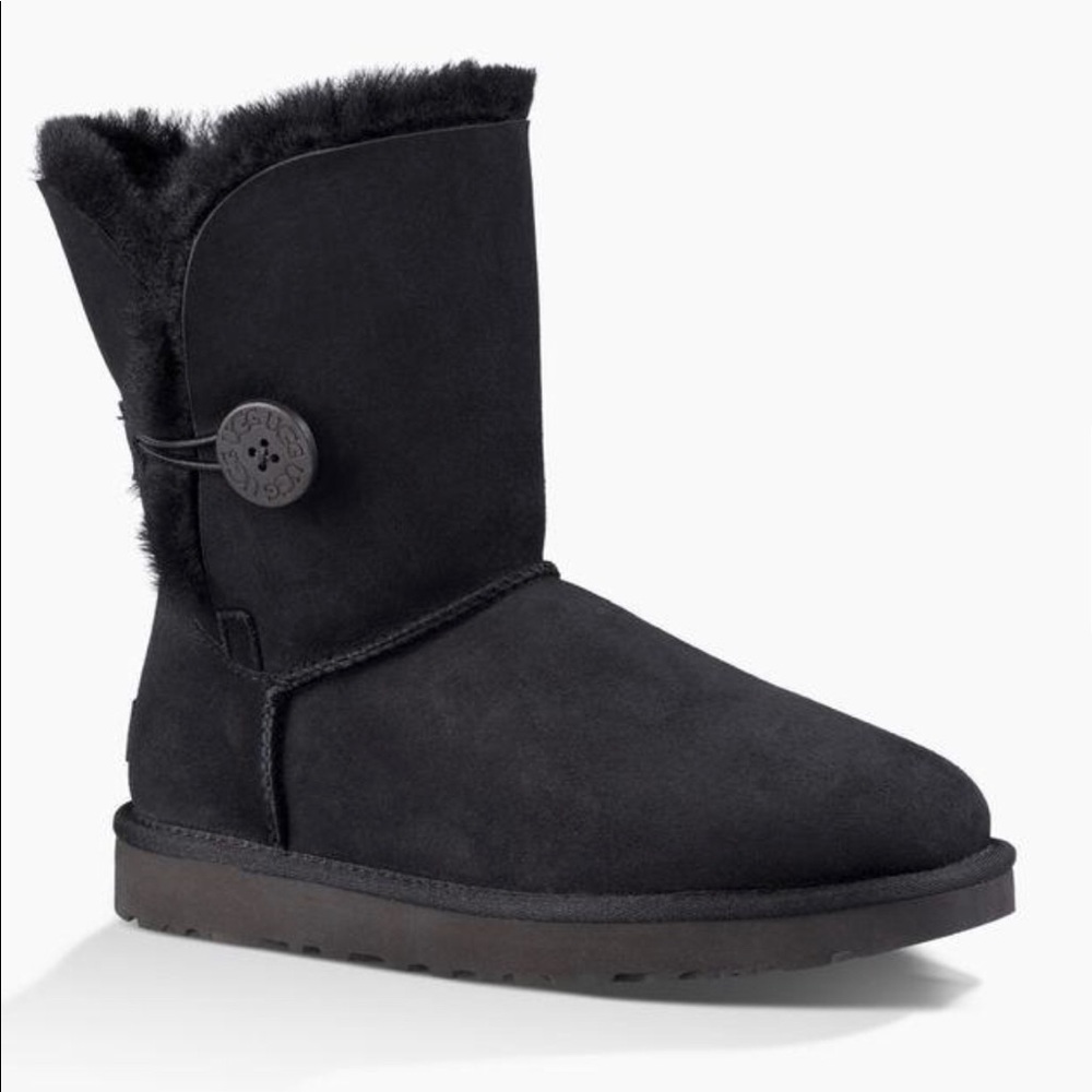 ⚫️UGG Classic Bailey Button - Size 6